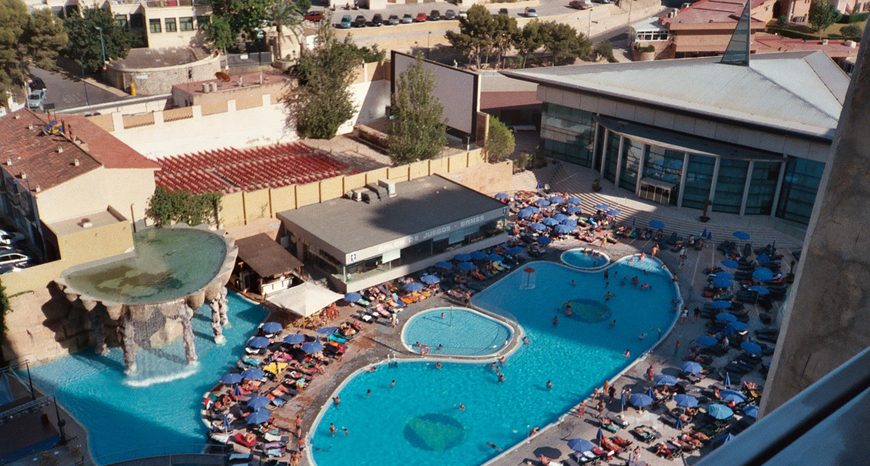 edificio y piscina