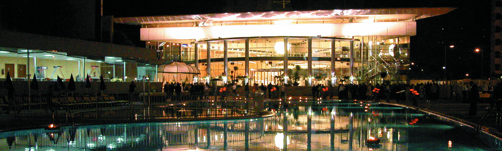 PALACIO. Noche con piscina 